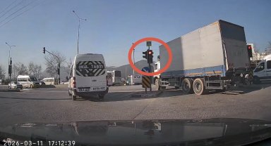 Bursa'da sürücüler kırmızı ışıkta durmadı