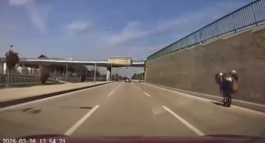 Bursa'da tehlikeli motosiklet şovu kameraya yansıdı