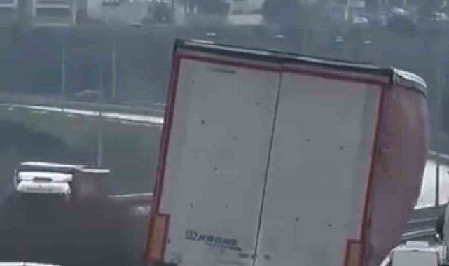 Bursa'da tır yan şekilde ilerledi