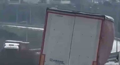 Bursa'da tır yan şekilde ilerledi