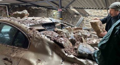 Bursa'da yağışla istinat duvarı çöktü, 3 lüks otomobil zarar gördü