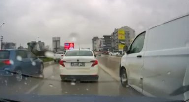 Bursa'da yol verme kavgası: 3 kişi sürücüye saldırdı