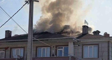 Bursa'nın İnegöl ilçesinde apartmanın çatısı alev alev yandı