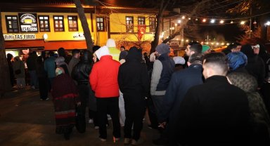 Bursalılar sahurda tarihi meydanda buluştu