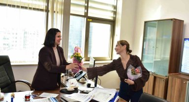 Büyükşehir'den kadın çalışanlara çiçek jesti