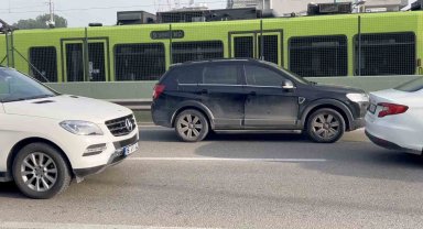 Cipi oto yolun sol şeridine kilitleyip gitti