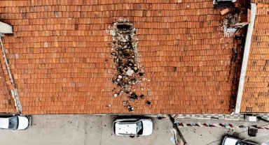 Çürüyen baca otomobilin üzerine yıkıldı