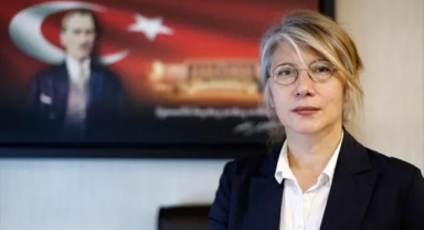 Emine Ülker Tarhan CHP’ye Döndü! Rozetini Özgür Özel Taktı