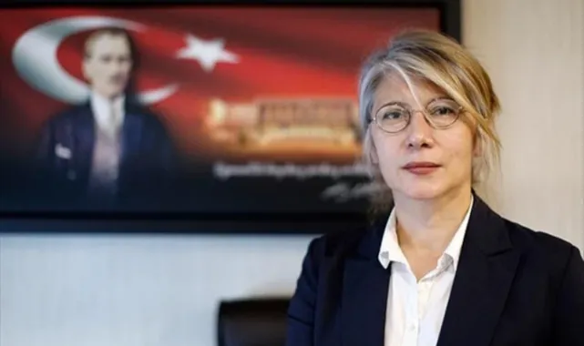Emine Ülker Tarhan CHP’ye Döndü! Rozetini Özgür Özel Taktı