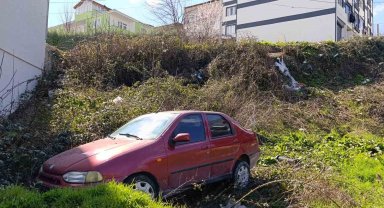 Freni boşalan otomobil şarampole uçtu: Baba ve oğlu yaralandı