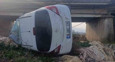 Genç sürücü ölümden döndü: Kontrolden çıkan araç köprüden uçtu, 1 yaralı