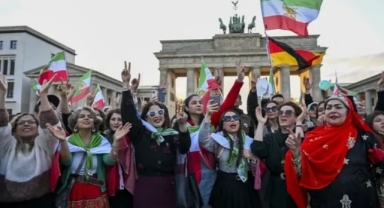 Hamaney’in Ölümü Sonrası Avrupa’da Rejim Karşıtı Gösteriler: Muhalif İranlılar Sokaklara Çıktı