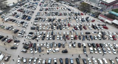 İkinci el oto pazarında buruk bayram