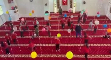 İmam ve eşinden çocuklar için camide renkli süsleme
