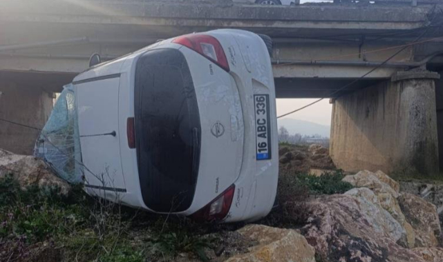 İnegöl’de Araç Dere Yatağına Uçtu: Sürücü Yaralandı
