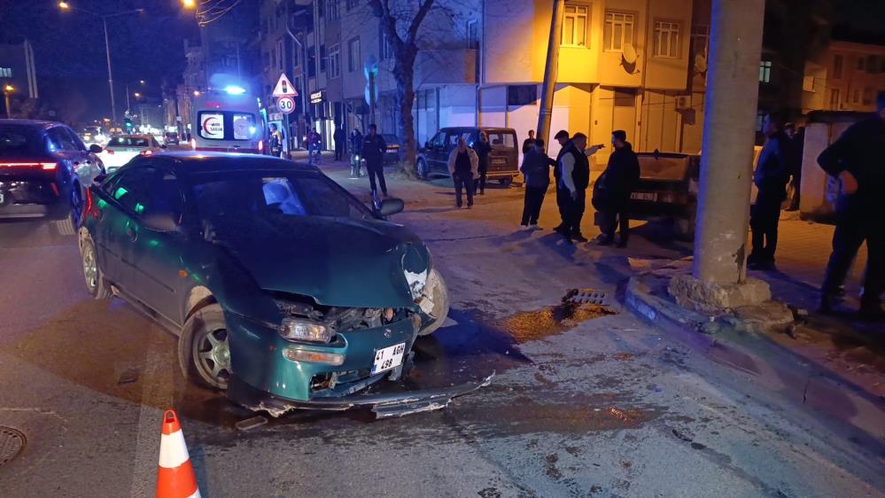 İnegöl’de Kontrolden Çıkan Otomobil Direğe Çarptı: 3 Yaralı