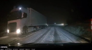 İnegöl karayolunda etkili olan kar yağışı sürücülere zor anlar yaşattı