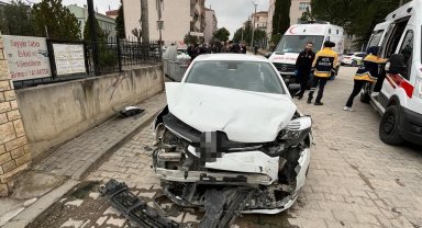 İnegöl'de otomobiller çarpıştı: 5 yaralı