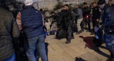 İsrail Polisi Namaz Kılan Filistinlilere Saldırdı!