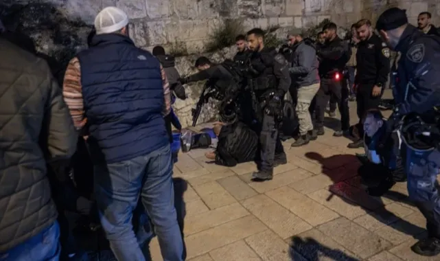 İsrail Polisi Namaz Kılan Filistinlilere Saldırdı!