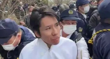 Japon Siyasetçiye Yumruklu Saldırı