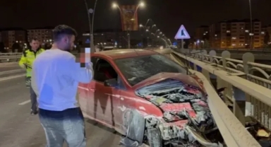 Kontrolden Çıkan Otomobil Bariyerlere Çarptı