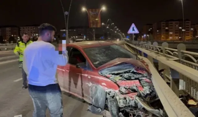 Kontrolden Çıkan Otomobil Bariyerlere Çarptı