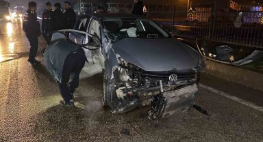 Kontrolden çıkan otomobil bariyerlere çarptı: 2 yaralı