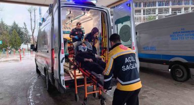 Kontrolden çıkan otomobil istinat duvarına çarptı: 4 yaralı