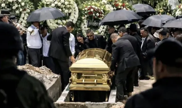 Meksika’nın en büyük kartel lideri altın tabutla defnedildi