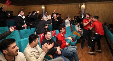 Milli maç heyecanı Osmangazi'de dev ekranda yaşandı
