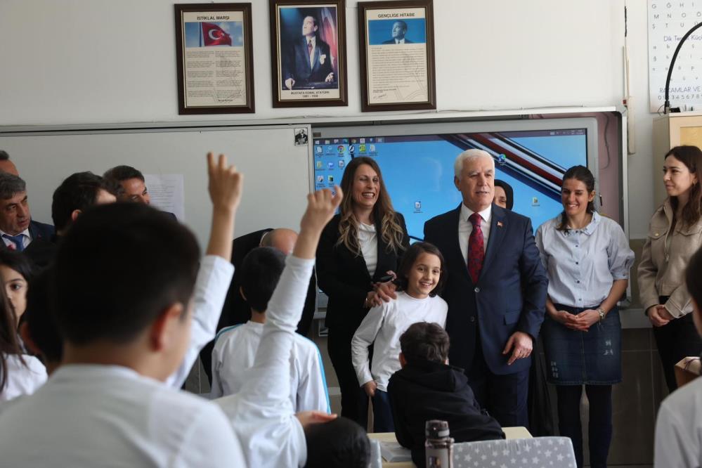 Minik Öğrencinin Sınıf Başkanlığı Sözünü Bursa'da Gerçekleştirdi