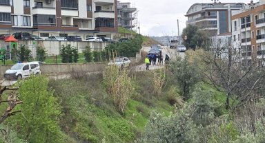 Mudanya'da yağmur sonrası site önündeki yol çöktü