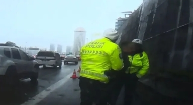 Nefessiz kalan sürücüyü polis kurtardı