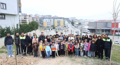 Nilüfer'de minikler doğa için fidan dikti