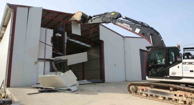 Nilüfer'de tarım alanındaki 900 metrekarelik kaçak yapı yıkıldı