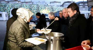 Osmangazi Belediyesi'nin iftar sofrasında yüzlerce kişi bir araya geldi