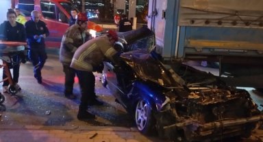 Otomobil tırın altına girdi: Sürücü ağır yaralandı