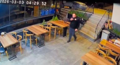 Park ettiği otomobil bir anda geri kaçtı, direğe çarparak durabildi