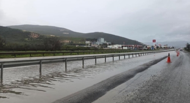 Sağanak Yağmur Araçları Mahsur Bıraktı