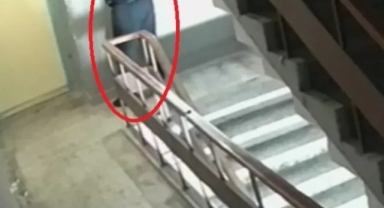 Sipariş getirdiği apartmana tuvaletini yaptı