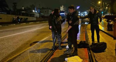 Su birikintisine giren motosikletli yere kapaklandı