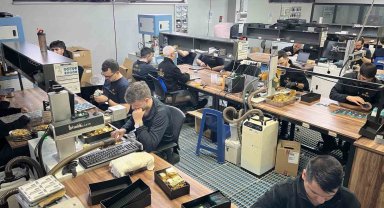 Talebe yetişmek için gece gündüz böyle altın üretiyorlar