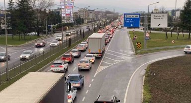 Tatilcilerin dönüş yolculuğu başladı, İnegöl'de trafik durma noktasına geldi