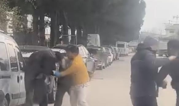 Trafik Ortasında Yumruk Yumruğa Kavga 