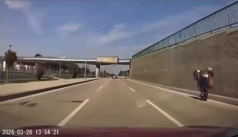 Trafikte Tehlikeli Motosiklet Şovu