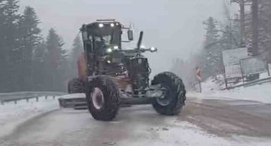 Uludağ'da bayramda kar sürprizi: Yollar beyaza büründü, ekipler seferber oldu