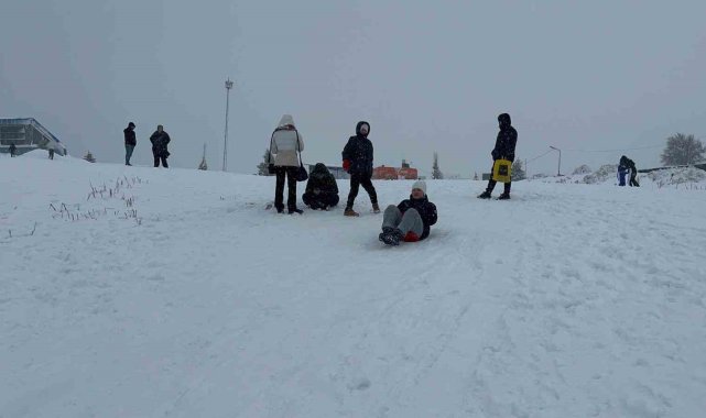 Uludağ'da etkili olan kar yağışıyla günübirlikçiler zirveye akın etti