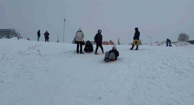 Uludağ'da etkili olan kar yağışıyla günübirlikçiler zirveye akın etti