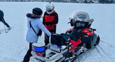 Uludağ'da jandarmadan kayakçılara yardım eli